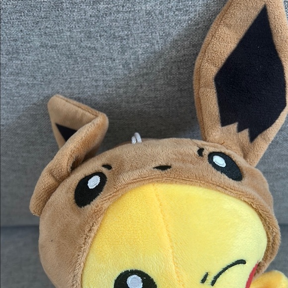 Pokemon Pikachu Winking Plush dressed as Eevee - Picture 4 of 5